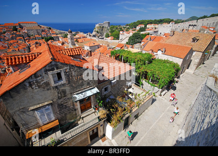DUBROVNIK, Croazia. Una vista della città vecchia dalle pareti. 2010. Foto Stock