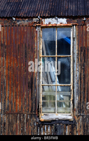 Vecchia finestra spiovente Foto Stock