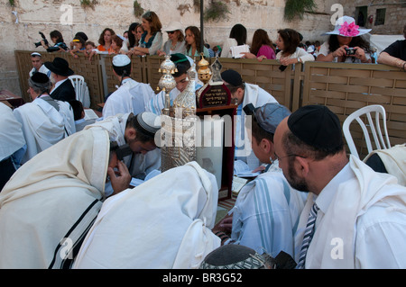 Gli uomini ebrei pregando con la Torah e scorrere fino al muro occidentale. Gerusalemme Foto Stock