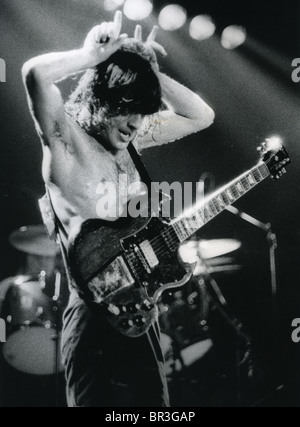 AC/DC - Angus giovani a Leicester Demontfort Hall circa 1982. Foto di Paul Smith Foto Stock