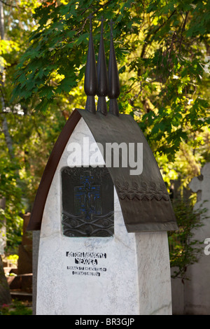 Tomba di russo breve storia dello scrittore e drammaturgo e medico Anton Pavlovich Chekhov (1860-1904) presso il cimitero di Novodevichy a Mosca, Russia Foto Stock