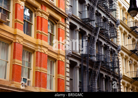 Edifici con fuoco scappa in Soho di New York City, Stati Uniti d'America Foto Stock