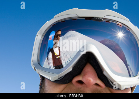 Snowboarder Troy Heithecker è riflessa in sciatore sarà Wacker di occhiali da sci in giornata soleggiata nel Canadian backcountry, Yukon Terr Foto Stock