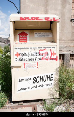 Croce Rossa tedesca contenitore per la raccolta di indumenti usati e scarpe  per il riutilizzo a Berlino Germania Foto stock - Alamy
