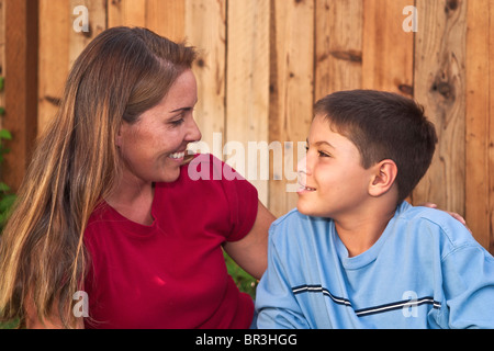 Giapponese/mom caucasica e figlio di 9 anni di trascorrere del tempo insieme in cortile. Signor © Myrleen Pearson Foto Stock