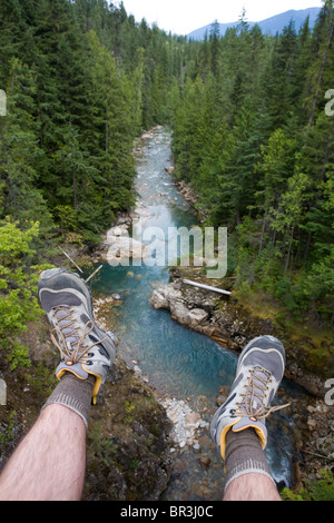 Dondolando i piedi su River Gorge, Sol Mountain, BC Foto Stock