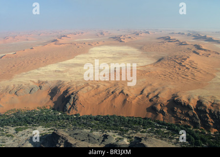 Vista aerea del deserto del Namib e il fiume Kuiseb Foto Stock