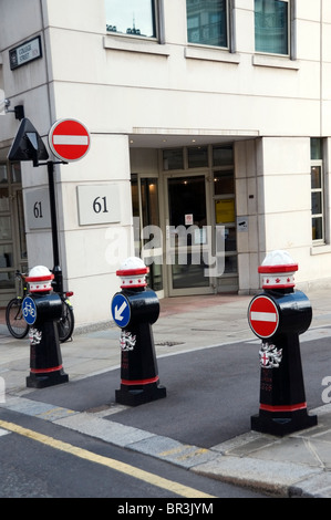 Città di Londra lo stemma di pilastri nero architettura con cartelli stradali e ingresso al palazzo degli uffici, Inghilterra, Regno Unito, Europa UE Foto Stock