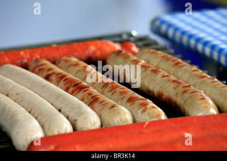 Il bratwurst la cottura su piastra, Leamington Spa Food Festival, 2010 Foto Stock