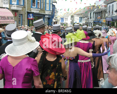 Ballerini di prendere parte al ballo di mezzogiorno a Helston Flora giorno, Cornwall Foto Stock