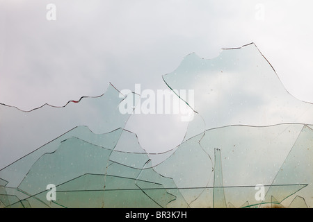 La vista dalla finestra attraverso la vecchia il vetro rotto Foto Stock