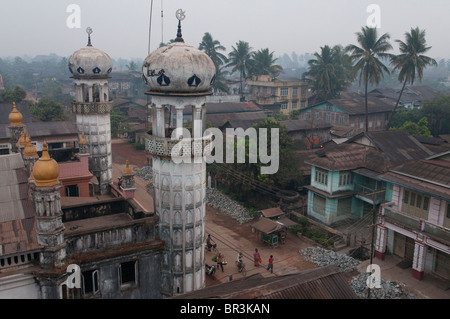 Myanmar. La Birmania. Bago. vista con la moschea e la strada Foto Stock