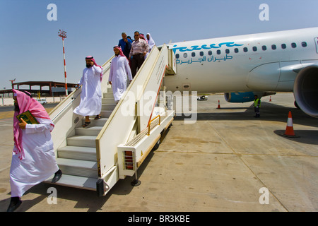 Jazeera Airways aereo lo sbarco all'Aeroporto Internazionale di Kuwait Foto Stock