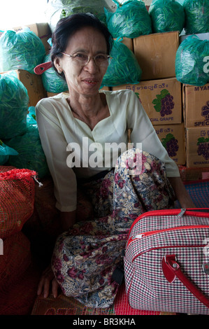 Myanmar. La Birmania. La gita in traghetto pubblico di Labutta nel delta Ayeryarwadi Foto Stock