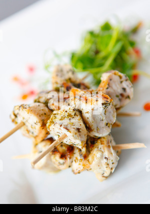 Souvlaki di pollo e tzatziki. Foto Stock