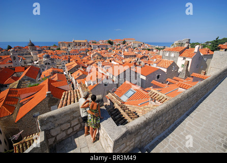 DUBROVNIK, Croazia. Una giovane coppia in piedi sulle mura della città e affacciato sui tetti. 2010. Foto Stock