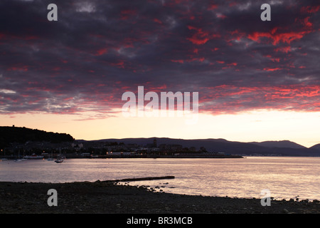 Tramonto sulla città di Gourock sul Firth di Clyde, Inverclyde, West Coast of Scotland, Regno Unito Foto Stock