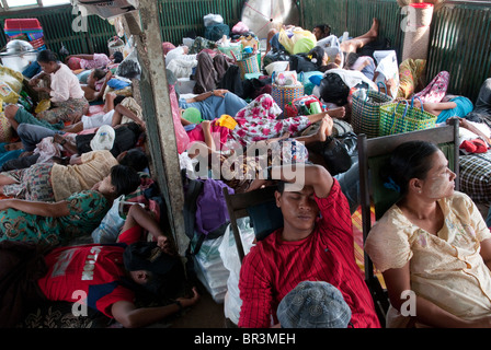 Myanmar. La Birmania. La gita in traghetto pubblico di Labutta nel delta Ayeryarwadi Foto Stock