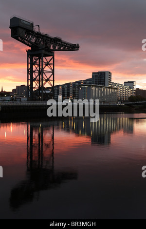Il Finnieston gru all'alba sul fiume Clyde, Glasgow, Scotland, Regno Unito Foto Stock