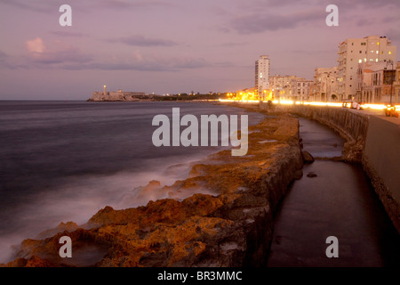 L'Avana, capitale di Cuba, di notte Foto Stock