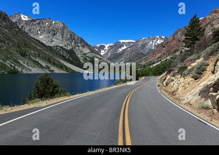 Strada di Montagna lungo un lago in Eastern Sierra Nevada, in California Foto Stock