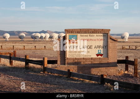 Cartello d'ingresso alla grande schiera di Radio Nazionale osservatorio astronomico situato a ovest di Socorro, Nuovo Messico. Foto Stock