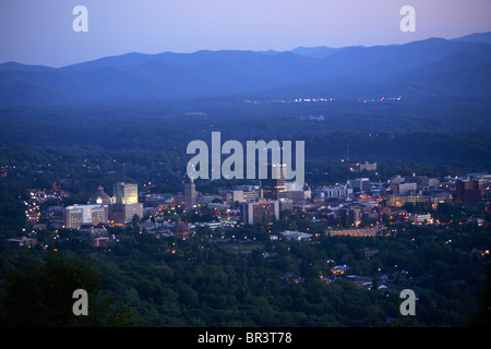 Vista crepuscolo del cuore del centro cittadino di Asheville, NC come visto dalla città montagna. Foto Stock