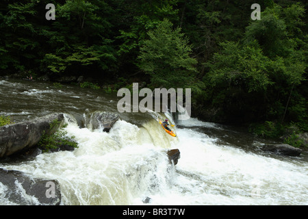 Sfocatura Zoom immagine di kayaker sconosciuto in esecuzione Bear Creek Falls sul fiume Cheoah vicino Robbinsville, NC Foto Stock