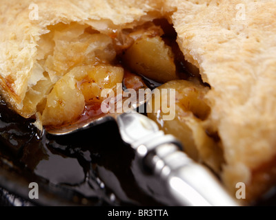 Servire una fetta di torta di mele cotte in padella Foto Stock