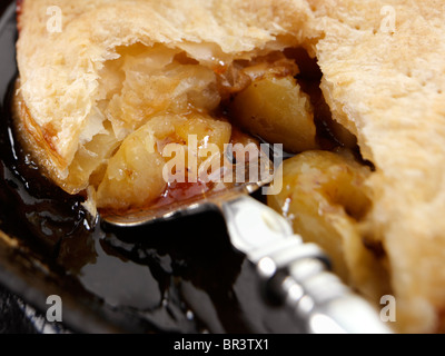 Servire una fetta di torta di mele cotte in padella Foto Stock