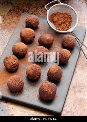 Tartufi di cioccolato spolverata di cacao in polvere Foto Stock