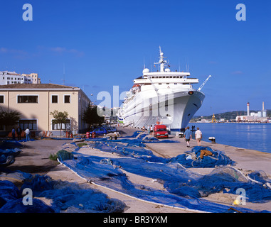 Menorca - nave da crociera nel porto di Mahon, capitale dell'isola Foto Stock