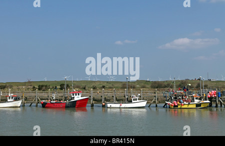 Barche da pesca e altre imbarcazioni ormeggiate nel porto di marea a Rye, East Sussex Foto Stock