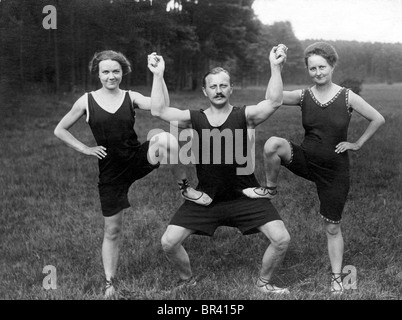 Immagine storica, uomo con due donne che indossano abiti sportivi, ca. 1917 Foto Stock