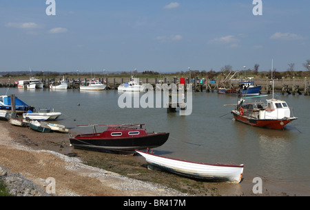 Barche da pesca e da diporto ormeggiata nel porto di marea a Rye, East Sussex Foto Stock