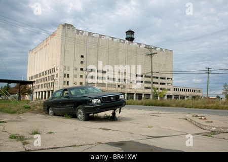 Auto abbandonate sul lato est di Detroit Michigan STATI UNITI Foto Stock