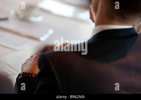 Imprenditore con le mani in mano a un tavolo durante una riunione di affari. Foto Stock