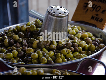 Supporto di mercato con olive in Port de Pollenca, Maiorca Foto Stock
