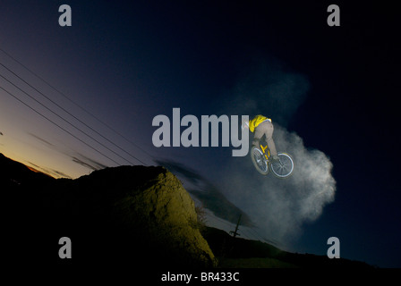 Un uomo free ride bike a Boulder, Colorado. Foto Stock