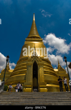 Phra Sri Rattana Chedi in King's Palace Wat Phra Kaeo, Bangkok, Thailandia Foto Stock