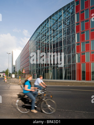 Media Hafen o Media Harbour area in Dussledorf, una zona rigenerata che ha usato per essere la zona portuale, la gente in bicicletta escursioni in bicicletta Foto Stock