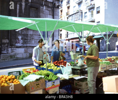 La frutta e la verdura in stallo street market, Santander, Provincia di Cantabria Cantabria, SPAGNA Foto Stock