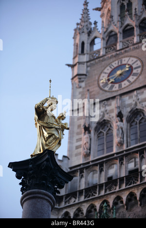 Colonna di Maria di fronte al nuovo municipio di Monaco di Baviera, Germania, close-up Foto Stock