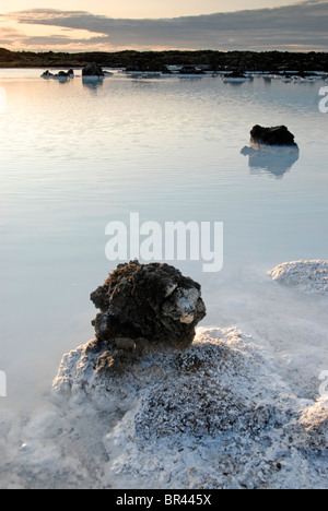 Pool di silice al di fuori della laguna blu. Foto Stock