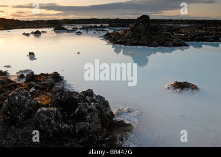 Pool di silice al di fuori della laguna blu. Foto Stock