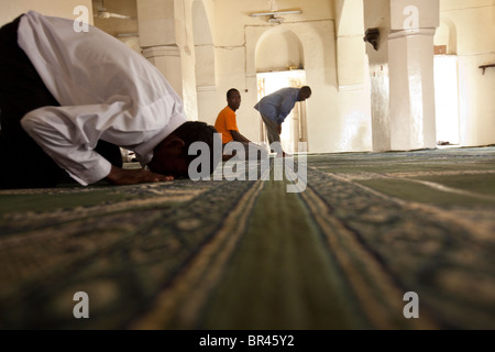 Interno della moschea - Stonetown, Zanzibar, Tanzania. Foto Stock