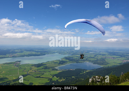 Parapendio di Füssen e Forggensee, Baviera, Germania, Europa Foto Stock