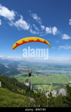 Parapendio di Füssen e Forggensee, Baviera, Germania, Europa Foto Stock