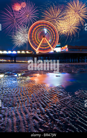 Central Pier di Blackpool, Lancashire, Inghilterra, Regno Unito, Europa,di fuochi d'artificio Foto Stock