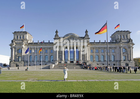 Le persone in attesa in linea al Reichstag di Berlino, Germania Foto Stock